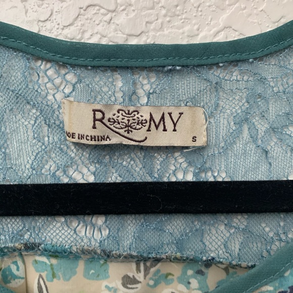 Floral sleeveless flowy shirt - Picture 3 of 3